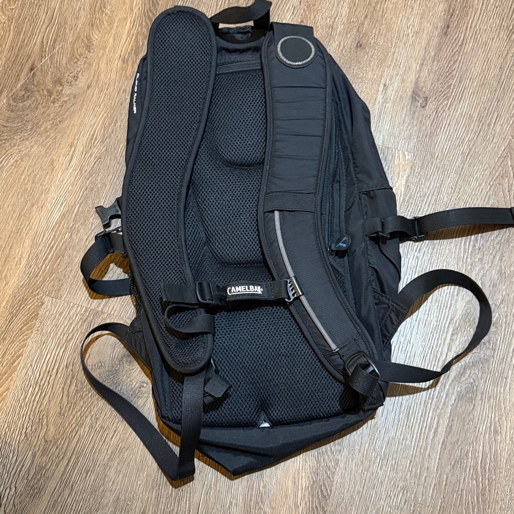 Camelbak Cloudwalker Black And Gray Backpack - image 3